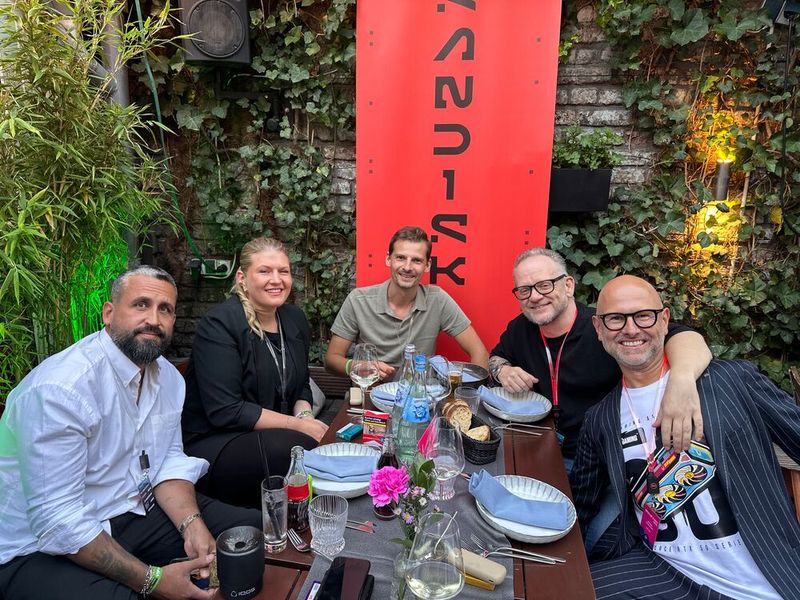 Das Norton Team & Friends und Maciej Wieczorek (r., ZOTAC) sind treue DC Club Fans. (Bild: Vogel IT-Medien)