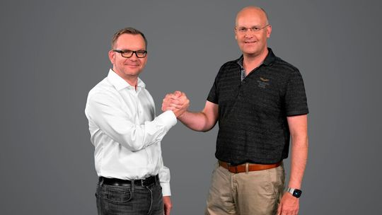 Thomas Djuren, Geschäftsführer von Kia Deutschland, und Alexander  Kaiser, Deputy-CEO/CCO von Fleetpool, freuen sich über die Kooperation. (Bild:  Kia)