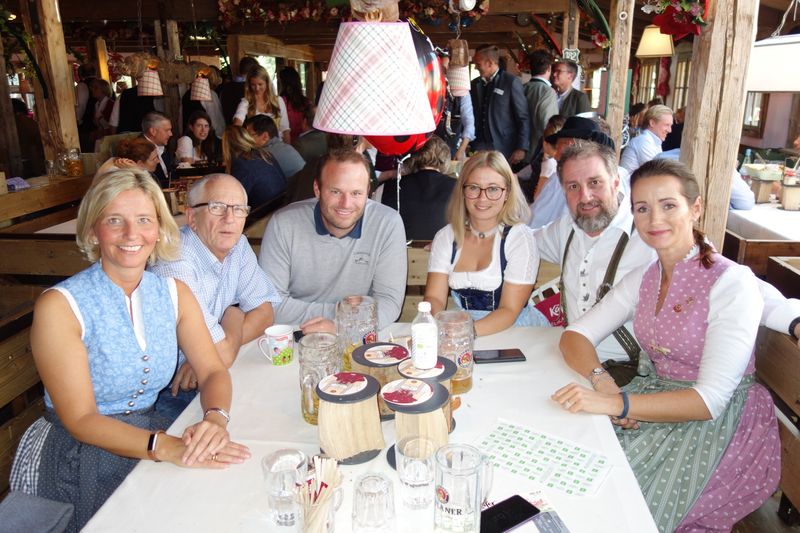 (v. l.) Stephanie Steen, IT-BUSINESS, Wolfgang Winkler, Raumconsult, Denis Standhardt, i3-Technologies, Stefanie Mittmann und Thomas Sautter, VAV, und Katja Neumann, i3-Technologies, feierten im Käfer. (Bild: IT-BUSINESS)