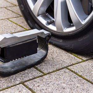 Die speziell aufgebauten Reifen tragen das Fahrzeug auch nach einem Beschuss noch.(Bild:  Mercedes-Benz)