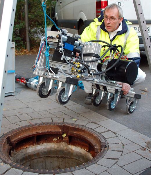 Ist der Kanal noch dicht? Dipl.-Ing. Frank Bersuck vom IKT untersucht ein neues Prüfgerät auf seine Praxistauglichkeit. (Bild: IKT)