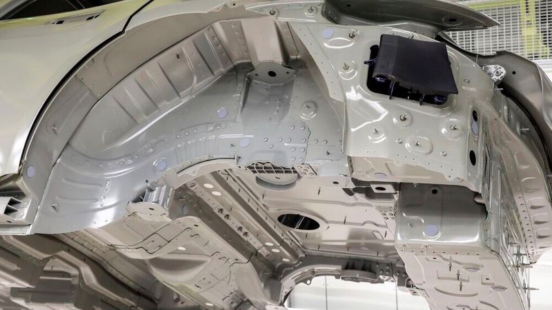Die Pads sind lediglich einen Millimeter dick. Die zuvor verwendeten Kunststoff-Stopfen ragten bis zu sechs Millimeter hervor. (Bild: Porsche)