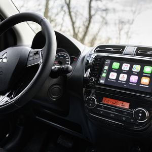 Im Innenraum erwarten den Fahrer neben einem angemessenen Platzangebot wohldosierte Infotainment-Funktionen.(Bild:  Mitsubishi)