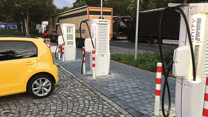 Rast auf der Autobahn: An der A7 südlich von Würzburg waren die Ionity-Stationen am Abend alle frei. (Bild: Grimm/»kfz-betrieb«)