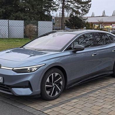 Mit 4,96 Metern Länge ist der ID 7 der längste Volkswagen-Pkw und stößt mitten rein ins Segment der oberen Mittelklasse. (Bild: Rosenow – VCG)