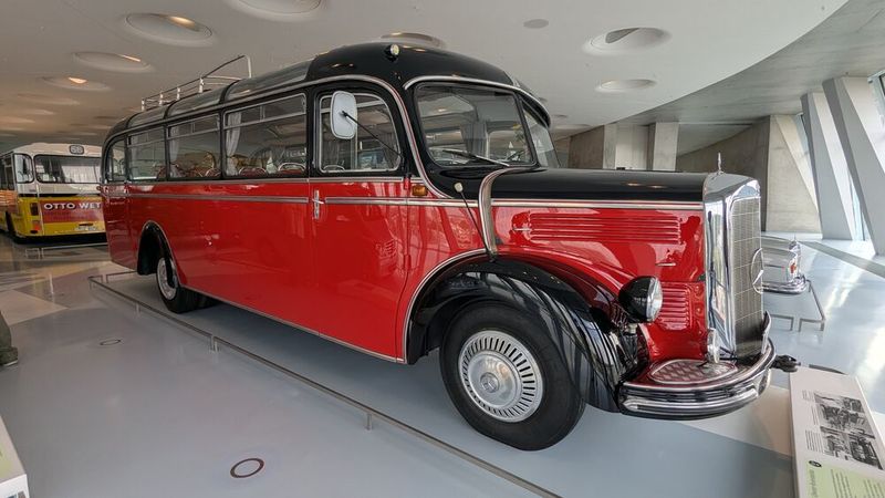 Der Mercedes-Benz O 3500 war der erste neu entwickelte Omnibus der Daimler-Benz AG der Nachkriegszeit und der erste Omnibus, der im Werk Mannheim produziert wurde. Er basierte auf dem zur gleichen Zeit vorgestellten Lkw Mercedes-Benz L 3500 mit vorn unter einer Haube eingebautem Dieselmotor. Aus dem kompakten O 3500 entwickelte sich binnen weniger Jahre eine ganze Omnibusfamilie aus Reise-, Überlandlinien- und Stadtlinienbussen. Mit 6049 Einheiten von Dezember 1949 bis zum Produktionsende 1955 war der O 3500 der erfolgreichste Omnibus seiner Zeit. (Bild: Dominsky – VCG)
