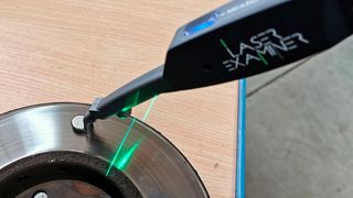 Der Examiner nimmt als Bezugskante den inneren und äußeren Rand der Reibfläche. (Bild: Holz / »kfz-betrieb«)