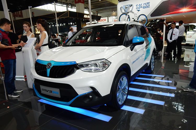 Viele bei uns oft völlig unbekannte Firmen haben durchaus Beachtenswertes vorzuweisen, wie das kleine SUV V3 EV von Zhonghua. (Foto: SP-X/Peter Maahn)