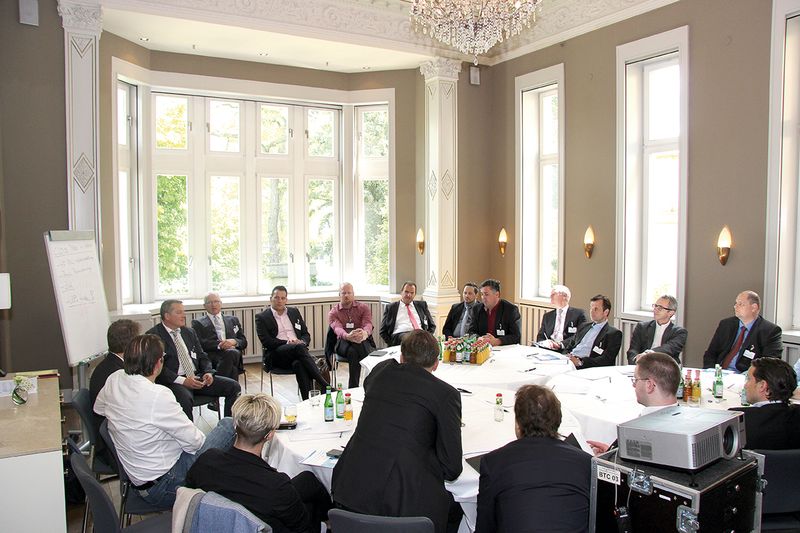 Auch Manfred Kessler, Geschäftsführer bei Global Access Internet Service, lud zur Diskussion ein. Das Thema „Cloud Made in Germany“ zog viele Gäste an. (Bild: Vogel IT-Akademie)