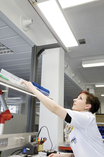 Das Ergebnis ist eine gleichmäßige Lichtverteilung ohne Schattenbildung und Blendung bei z. B. hochglänzenden Teilen, trotz der hohen Leuchtstärke. (Bild: TSL-Escha)