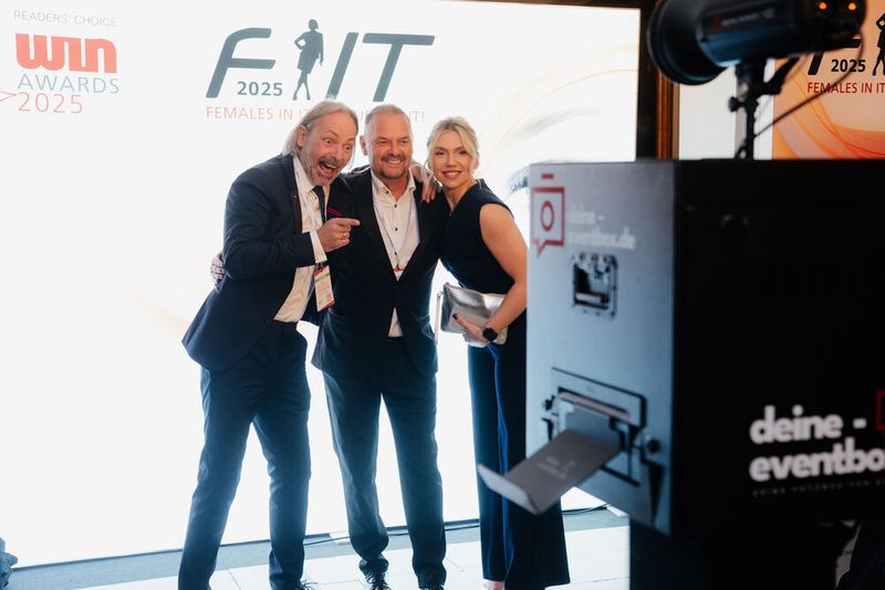 Let’s get the party started: Nach einem erfolgreichen Kongresstag konnten die Feierlichkeiten der Abendgala endlich starten. Mit dabei unter anderem Nils Kaufmann, Thomas Peter (Reiner SCT) und Lydia Hundsdörfer (Vogel IT Akademie) (Bild: Manuell Emme Fotografie)