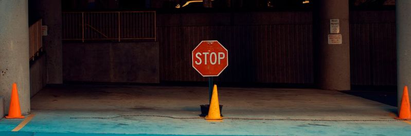 Dem Zugriffsmonopol der aktuellen Plattformriesen gilt es Einhalt zu gebieten, wenn die Wettbewerbsfähigkeit von KMU eine Zukunft haben soll.(Bild:  Ron McClenny / Unsplash)