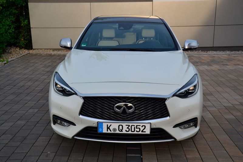 Mit dem Q30 hat die Marke seit Anfang 2016 ein ausgesprochen gelungenes Einstiegsmodell im Programm, das die Wachstumsstrategie des Herstellers zu Recht untermauert. (Foto: Michel / »kfz-betrieb«)