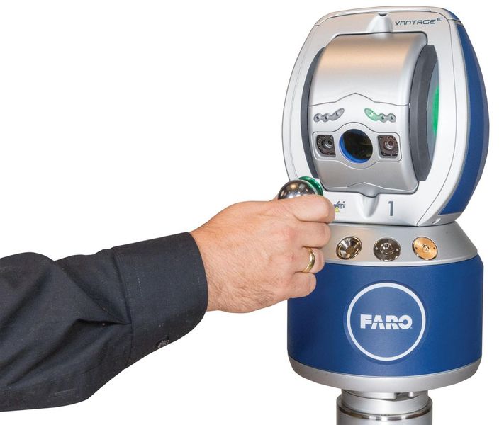 Der kompakte Lasertracker VantageE hat eine Reichweite von 25 m und lässt sich wie sein „größerer Bruder“ VantageS per Handy oder Tablet fernbedienen.  (Bild: Faro)