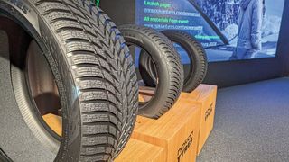 Mit drei neuen oder stark überarbeiteten Winterreifenmodellen (v. l.: Snowproof 2 SUV, Snowproof 2 und Snowproof 1) geht Nokian in die nächste Wintersaison. Nicht im Bild: der unveränderte Snowproof P.  (Bild: Rosenow – VCG)