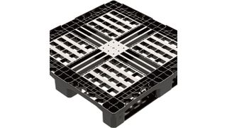 Die containeroptimierte Chemiepalette CP3 von Cabka-IPS wurde für dynamische Traglasten von 1400 kg entwickelt. (Cabka-IPS)