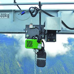 Die Elektrokettenzüge sind mit einem Zahnstangenfahrwerk ausgestattet, damit sie auch noch bei vereister oder verschneiter Kranbahn verfahren werden können. Bild: Vetter Krantechnik