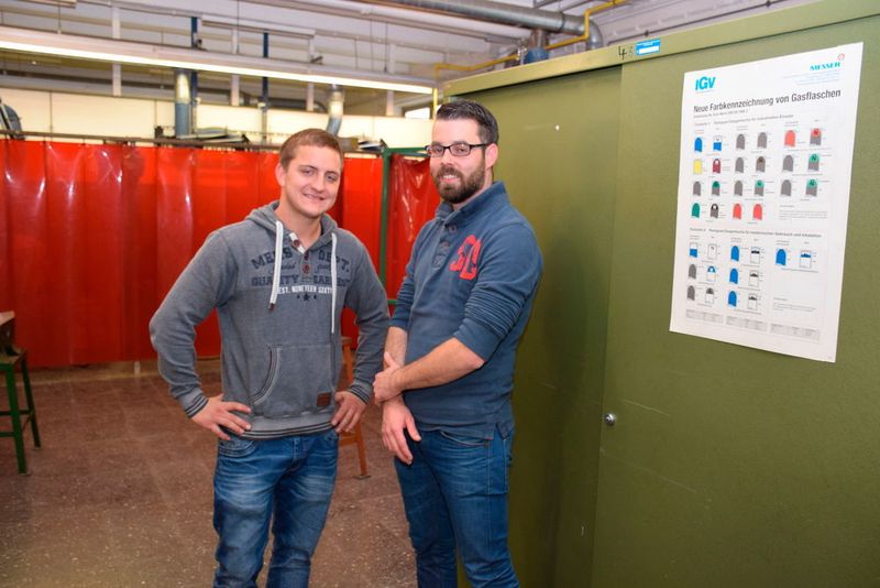 Die beiden anderen Aufsichtspersonen neben Robert Ziegler und Karsten Fenchel: Christian Heinz von Karosseriebau Heinz in Wehrheim (l.) und Vincent Wicker von Karosseriebau Nagel in Offenbach. (Wenz)