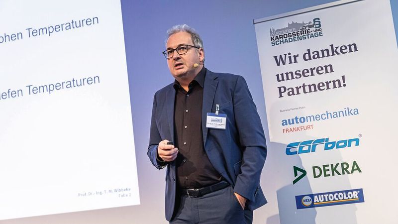 Prof. Tim Michael Wibbeke stellte ein Entfügeverfahren durch Kälte vor, das momentan noch entwickelt wird. (Stefan Bausewein)