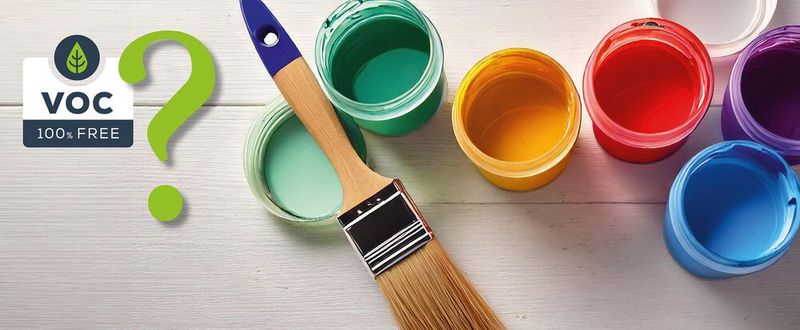 Abb. 1: Farben und Lacke, die auf Lösemittel basieren, enthalten auch flüchtige organische Verbindungen.(Bild:  © khaled - stock.adobe.com / Firefly generiert)