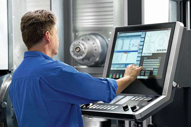 Bei dem HF-Maschinenkonzept setzt Heller ausschliesslich auf eine Siemenssteuerung mit einem doppelt schwenkbaren Hauptbediengerät, einem 24