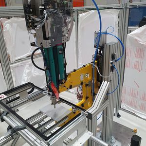 Die ganze Pracht: Die TOX-Maschinenzange vom Typ TZ (gelb) und ein 50 Kilonewton starkes Pressenmodul (grün) von TOX sorgen in Kombination mit einem XY-Tisch samt Untergestell und Schutzzaun von Minitec für das prozesssicheres Clinchen von verzinkten Blechen, ohne Nacharbeit und Korrosionsproblemen. (Bild:  TOX Pressotechnik)