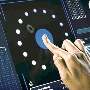 Die Twin-Touch-Panels bieten durch kombinierte Touch- und Krafterkennung erhöhte Bediensicherheit und neue Eingabemöglichkeiten.(Bild:  Rafi Group)