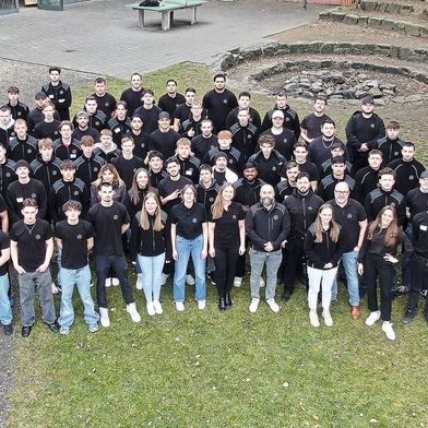 Azubis und Aus­bildungsteam am Ende der Workshop-Woche in Lautenbach. (Bild: Daimler Truck AG)