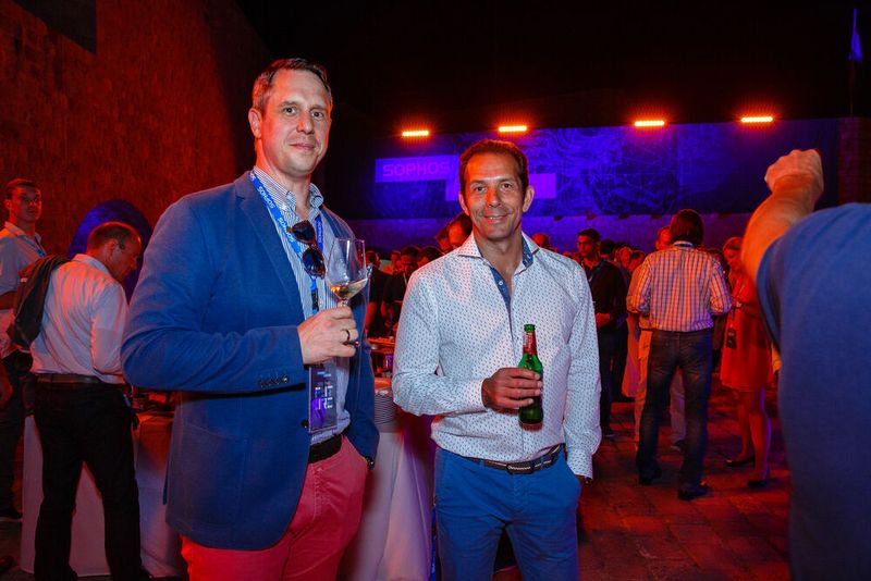 Stefan Fritz (Sophos) und Olaf Mende (Vorstand ACP IT Solutions) genießen die einmalige Atmosphäre in Dubrovnik. (Sophos)