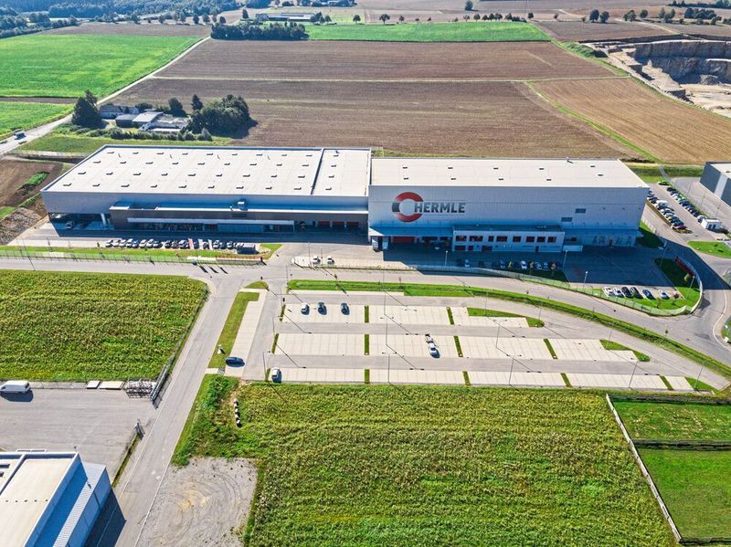 Hermle Standort in Zimmern: Neben der Mineralgussfertigung ist jetzt auch die Blechfertigung in Zimmern angesiedelt. (Hermle)