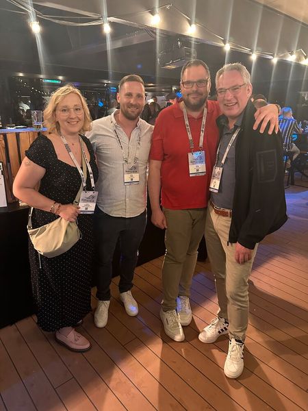 Laura Kerkmann (Littlebit) mit dem ALSO-Team: (v. l.) Björn Polzin, Timo Stute und Felix Böving (Bild: Vogel IT-Medien GmbH)