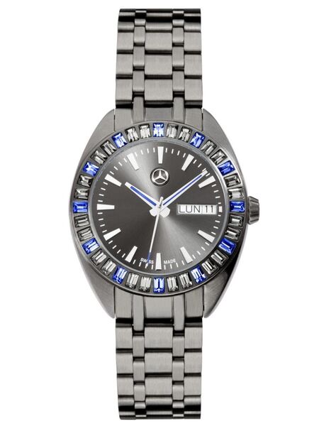 Damen-Quartzarmbanduhr CLASSY PUNK mit anthrazitfarbenen Edelstahlgehäuse. Auf der Lünette funkeln 36 CRYSTALLIZED™ – Swarovski Elemente in Blau und Grau. Das Zifferblatt ist ebenfalls anthrazitfarben und mit Sonnenschliff versehen. Die Zeiger sind mit blauer Leuchtmasse ausgelegt, das Edelstahlband ist anthrazitfarben beschichtet. Quarzwerk Ronda 517. Swiss made.  Artikelnummer: B66952433. (Bild: Daimler)