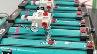 LG Chem hat bei TOX Pressotechnik 333 pneumohydraulische Antriebe der Baureihe TOX-Kraftpakete geordert. (TOX Pressotechnik)