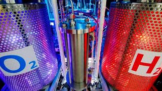 Ein Elektrolyseur verwandelt Wasser mithilfe von elektrischem Strom in Sauerstoff und Wasserstoff. Letzterer soll die Energiewende unterstützen. Viele Elektrolyseure sind in Deutschland zwar geplant, aber mit der Umsetzung hapert es, wie die dpa erfahren hat ... (Bild: DLR)