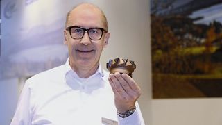 Peter Feller mit dem auf das «Mikrometer» einstellbaren Deltafräser, der die Führungsbahnen einer Werkzeugmaschine innerhalb einer Toleranz von 4 µm fräst. (Bild: Matthias Böhm)