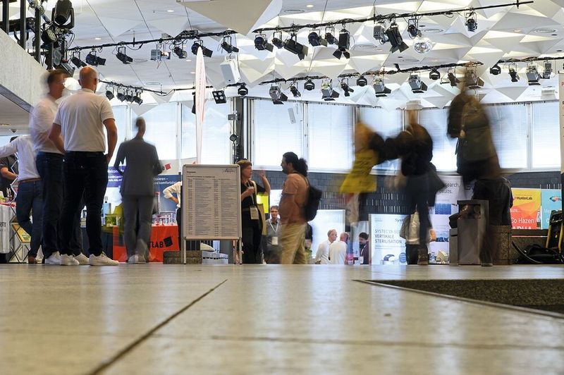 Um 15:30 Uhr ist wie immer Schluss. Der Termin für nächstes Jahr ist voraussichtlich der 22. September 2027. Aber dieses Jahr gibt es noch weitere LAB-SUPPLY Messen. So findet am 21. Oktober 2026 die LAB-SUPPLY in Freiburg statt. Dort gibt es einen Use Case zur digitalen Transformation im Labor﻿.     Mehr Infos zu den kommenden LAB-SUPPLY-Messen finden Sie auf www.lab-supply.info (Bild: Stefan Stark)