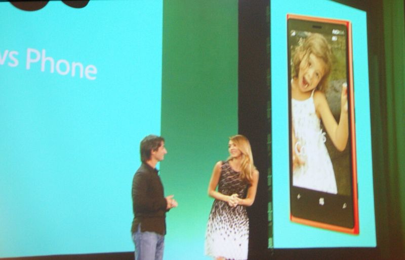 Die Hollywood-Schauspielerin Jessica Alba hat vom Iphone zum Windows Phone 8 gewechselt. (IT-BUSINESS/Heidi Schuster)