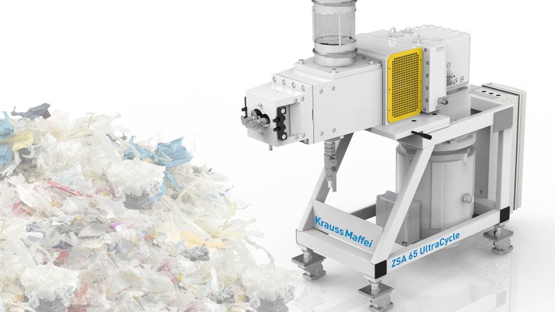 Die neue Seitenfüttereinrichtung ZSA UltraCycle der Krauss Maffei Extrusion ermöglicht die direkte und zuverlässige Verarbeitung leichter und voluminöser Recyclingmaterialien wie Kunststoff-Flakes und Fasern, die bisher als einzugsbegrenzt und nicht wirtschaftlich rezyklierbar galten.(Bild:  Krauss Maffei)