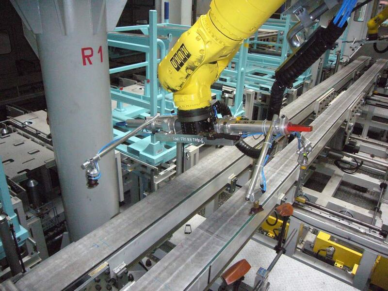 Vier, auf Säulen montierte Kuka-Roboter übernehmen mit Hilfe der Bilsing-Toolings das automatisierte Palettieren der Fertigteile. Bilder: Bilsing Automation (Archiv: Vogel Business Media)