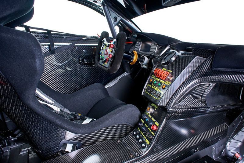 Ein Rennsportfahrwerk sorgt zusammen mit gewaltigen Bremsen und profillosen Slicks für beeindruckende Kurvengeschwindigkeiten und ein Handling, das auch für sogenannte „Gentlemen-Fahrer“ zu bewältigen ist. (Honda)