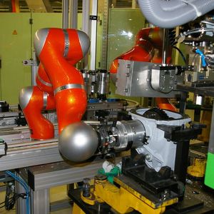 Seit 2009 ist der Leichtbauroboter in der Montage von Hinterachsgetrieben im Mercedes-Benz-Werk Untertürkheim im Einsatz.