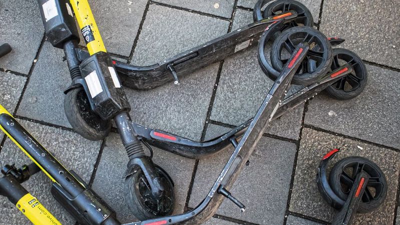 Nicht selten werden geparkte E-Scooter in den Städten mutwillig umgeworfen.(Bild:  Umgeworfene E-Roller von Hive /Ivan Radic / CC BY-SA 2.0)
