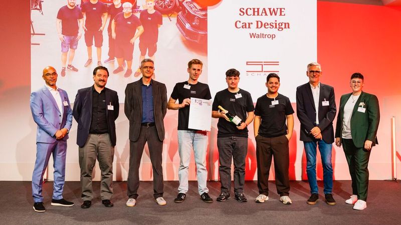 Der Fahrzeugveredler Schawe Car Design aus Waltrop hatte seinen Lehrlingen die Möglichkeit gegeben, an der Preisverleihung teilzunehmen.  (Bild: Stefan Bausewein)