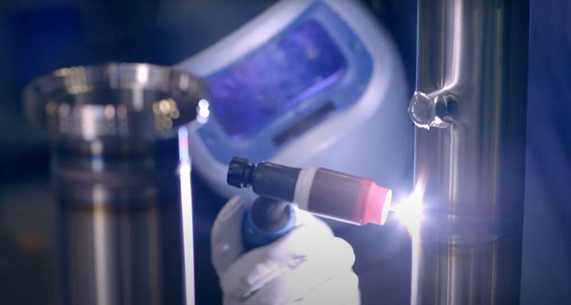 Ruland-Monteure schweißen die kundenspezifischen Anlagen in der werkseigenen Montagehalle. (Bild: Ruland Engineering & Consulting)