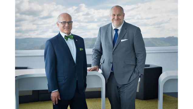 Klaus Endress, Präsident des Verwaltungsrates (links), und Matthias Altendorf, CEO der Endress+Hauser Gruppe sehen das Erfolgsrezept die Unternehmensgruppe weiterhin in der konsequenten Orientierung auf den konkreten Kundennutzen. (Endress + Hauser)