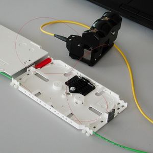 Angreifer biegen die Glasfaser, um mittels Biegekoppler auf den Informationsfluss zuzugreifen.