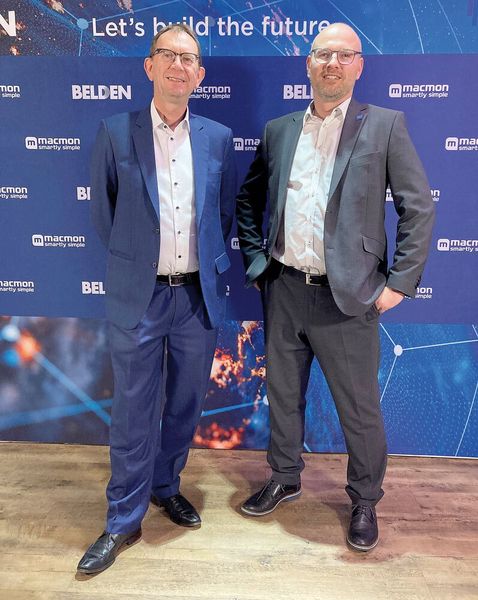 Patrick Deruytter (l., Belden) und Christian Bücker (Macmon Secure) kombinierten ihr OT- und IT-Knowhow zu einem gemeinsamen Angebot für die Partner, denn beide Security-Welten wachsen durch die Digitalisierung zusammen. (Bild: Macmon Secure)