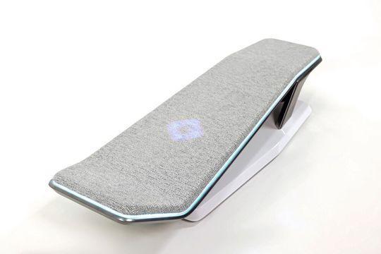 Leuchtende Armlehne: Die Armlehne FIS (Function Integrated System) integriert die Bedienung eines Bildschirms unter einer weichen Oberfläche. (Bild:  Dräxlmaier)