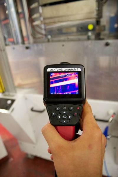 Mit der Wärmekamera stellen die Auszubildenden fest, wo zu viel Wärme abgegeben und damit zu viel Energie verbraucht wird. (Bild: ME-Arbeitgeber)