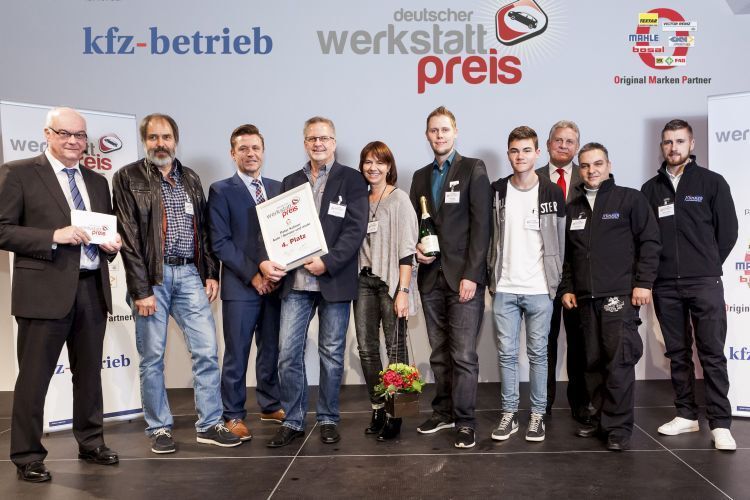 Peter Kühner (4.v.li.) und sein Serviceteam feierten im Würzburger Convention Center ihren vierten Platz. (Foto: Bausewein)